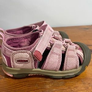 Toddler keens
